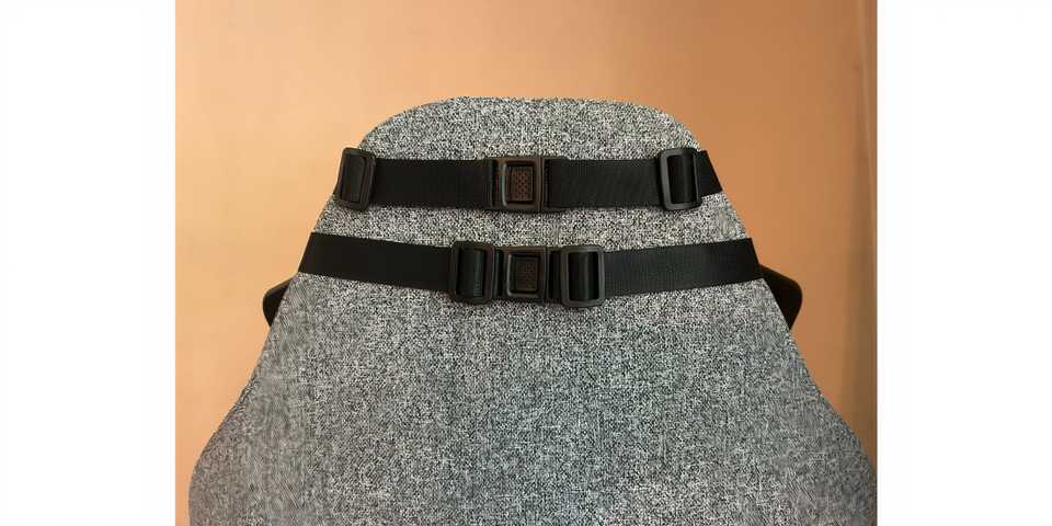 Razer Clio Attachedd to Razer Iskur V2 X Back