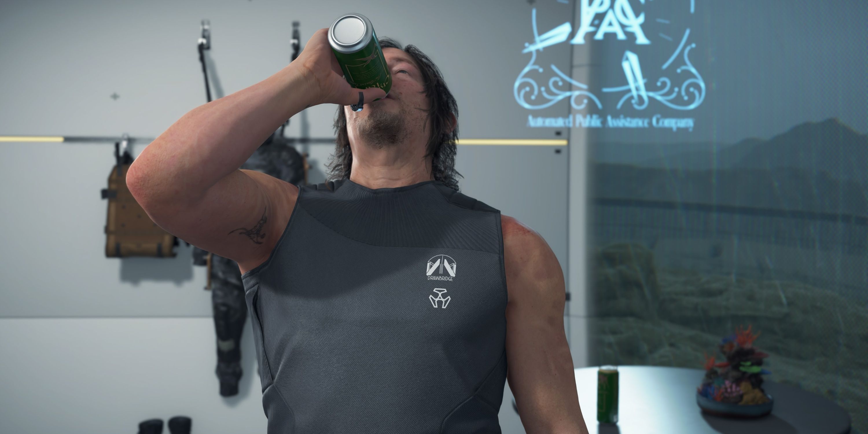 Sam trinkt ein Energy Drink