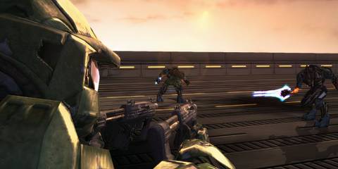 Master Chief aiming an SMG at Elites in Halo 2