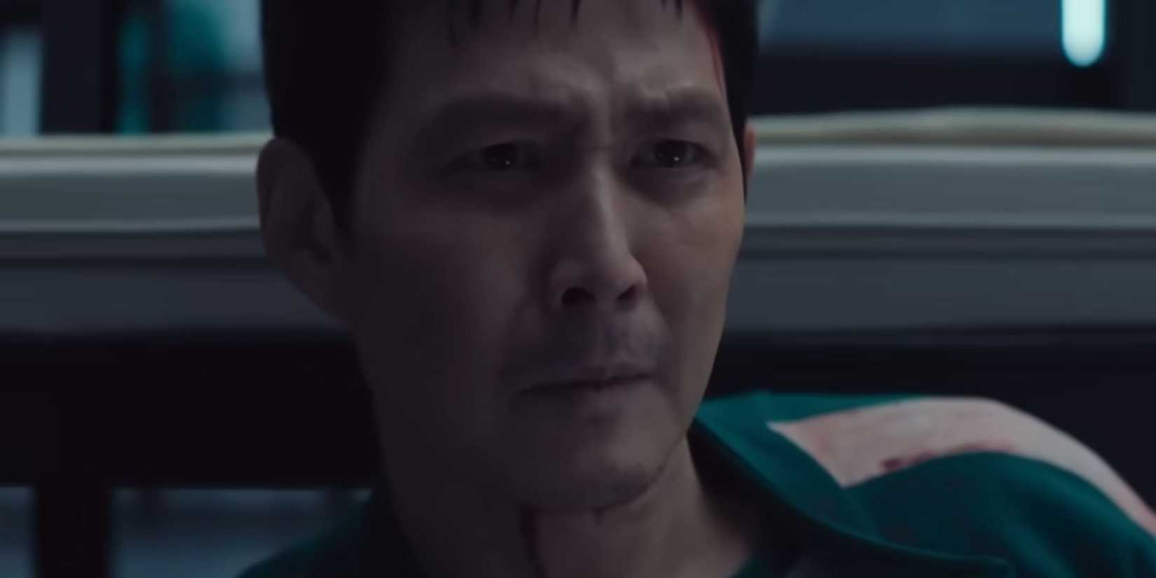A screenshot of Seong Gi-hun looking at Geum-ja's corpse - Squid Game