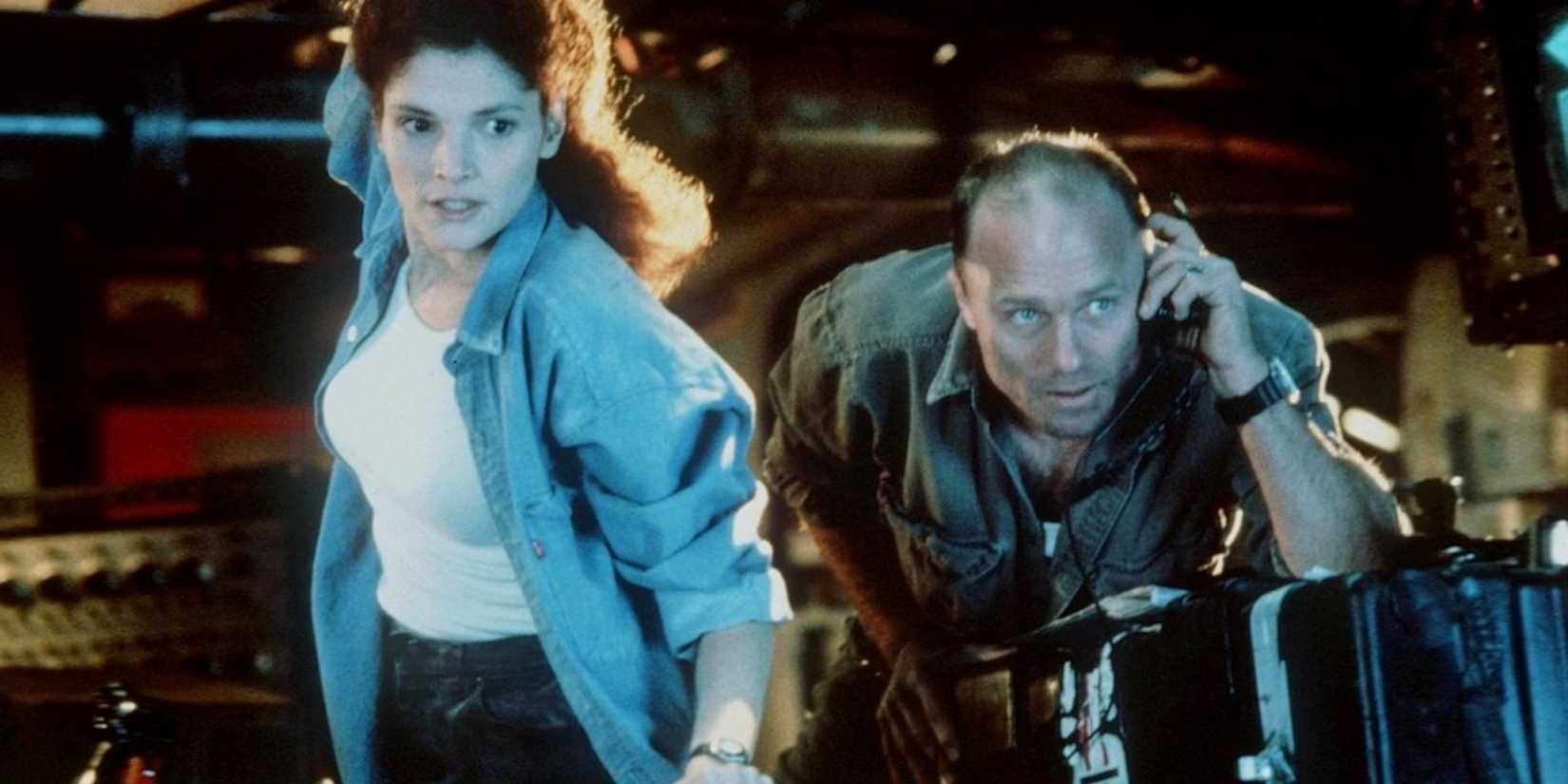 Mary Elizabeth Mastrantonio and Ed Harris in The Abyss