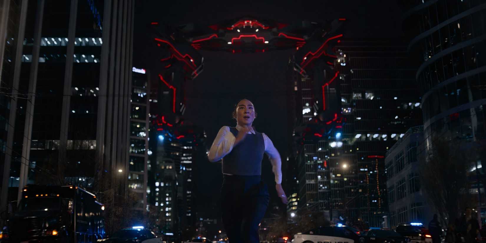 oficial de tron ​​ares executando o invasor do jogo