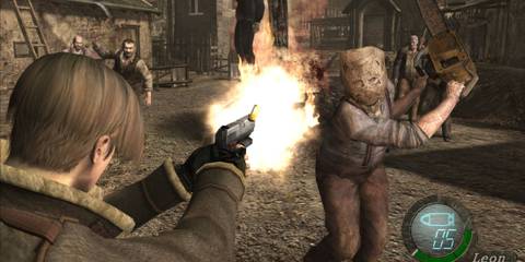 Leon Kennedy fighting the first group of enemies - Resident Evil 4