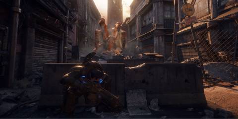 Marcus fighting a giant locust - Gears Of War