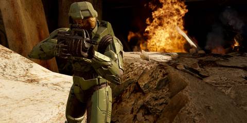 Master Chief fighting some enemies - Halo 2