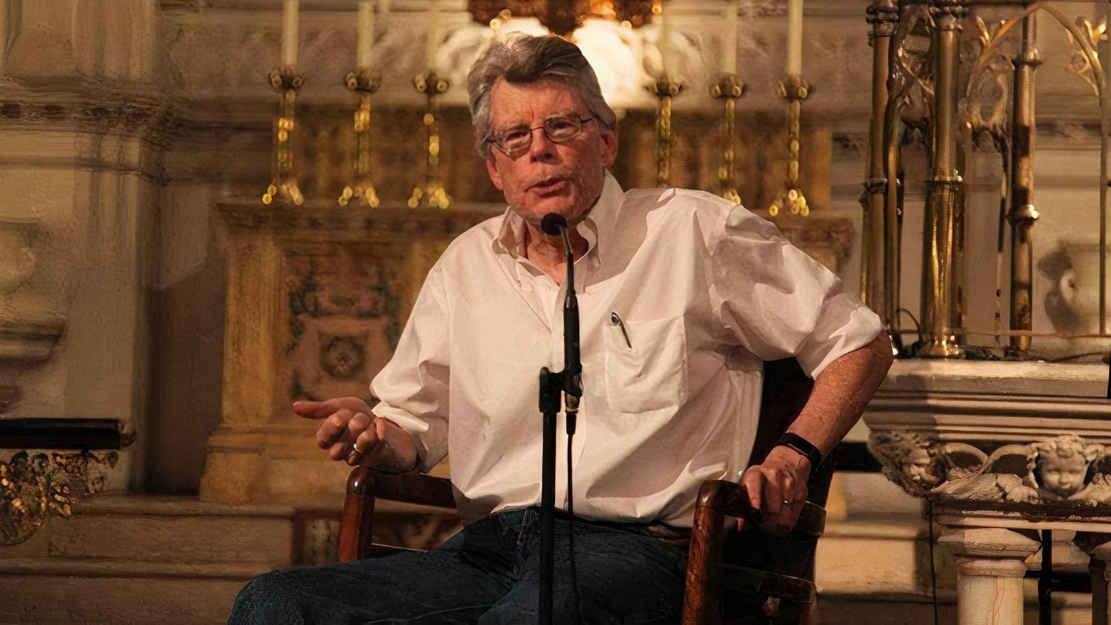 Stephen King talking into a mic