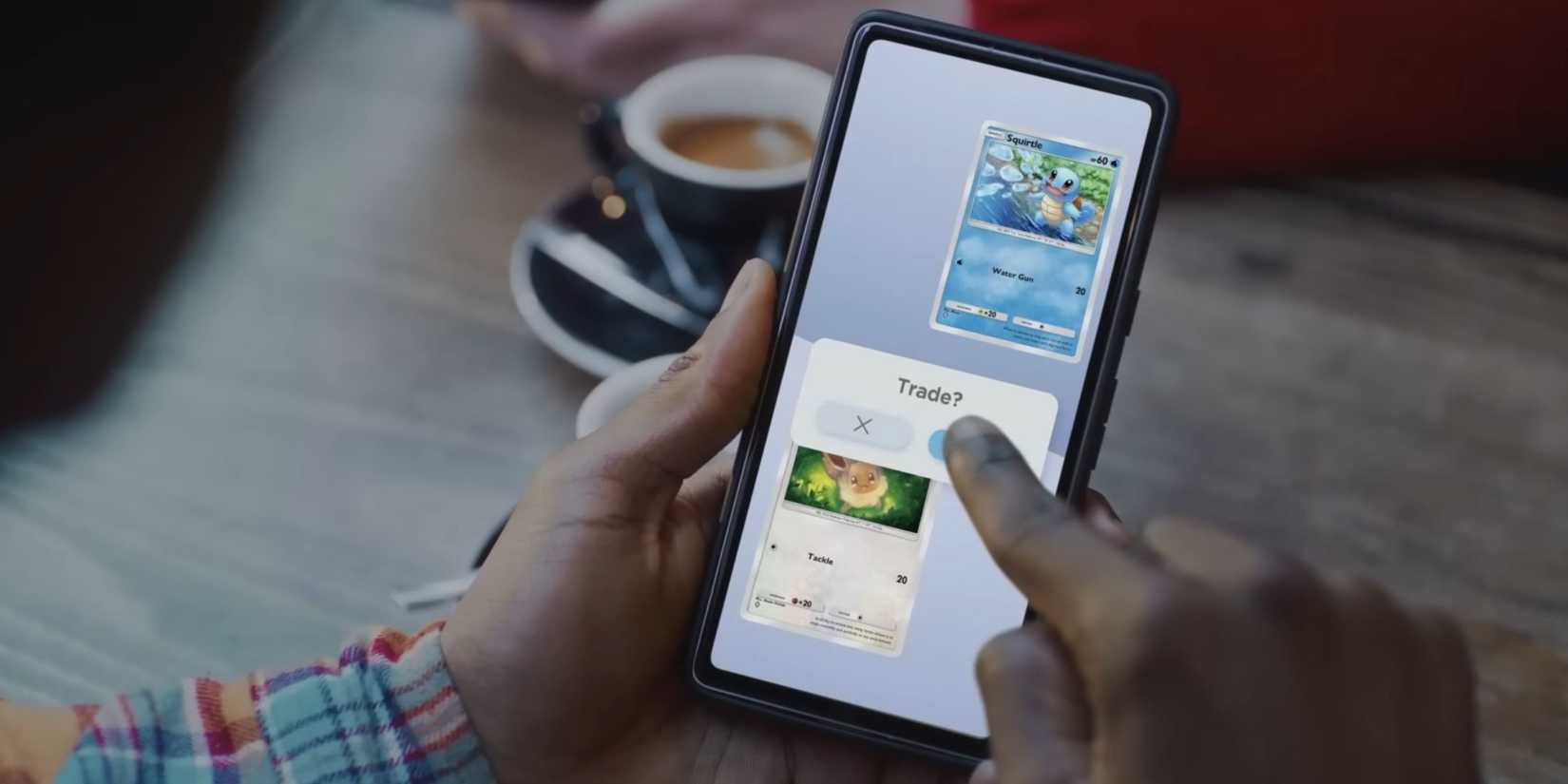 Jogadores trocando cartas em Pokémon TCG Pocket