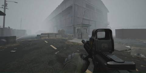 Exploring a factory in Arena Breakout Infinite