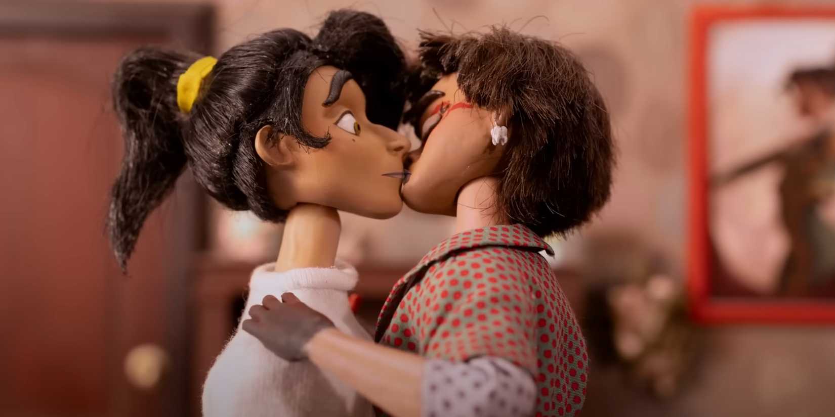 women-wearing-shoulder-pads-kiss