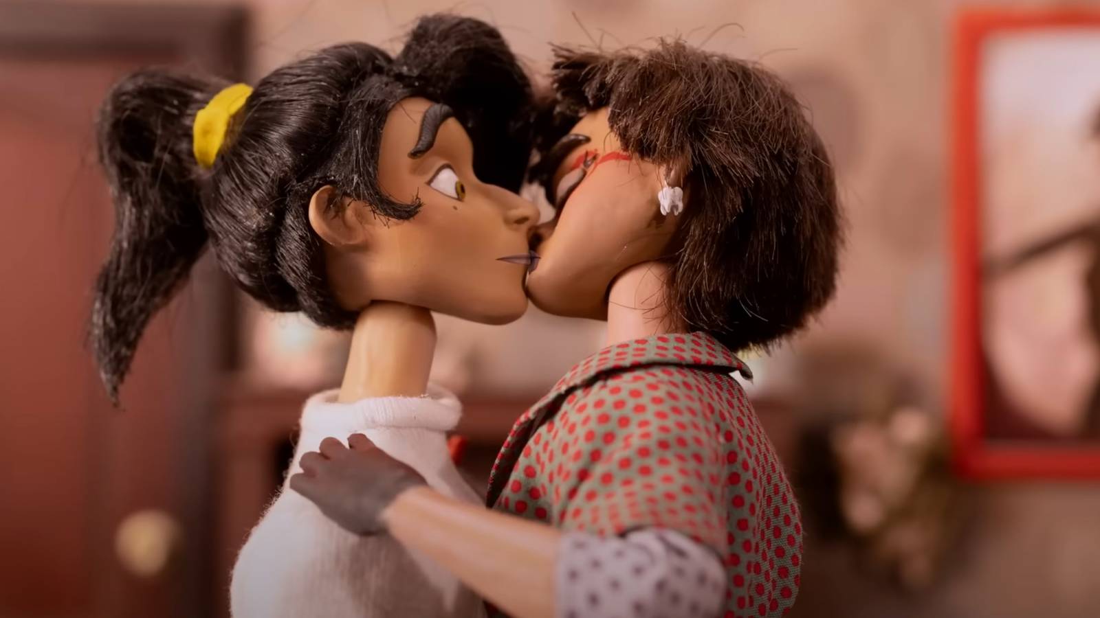 women-wearing-shoulder-pads-kiss