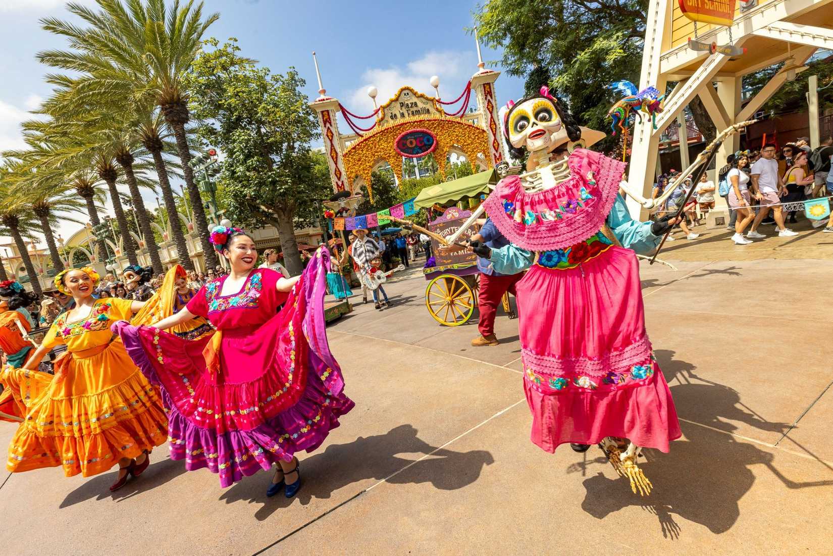 California Adventure Plaza de La Familia Show