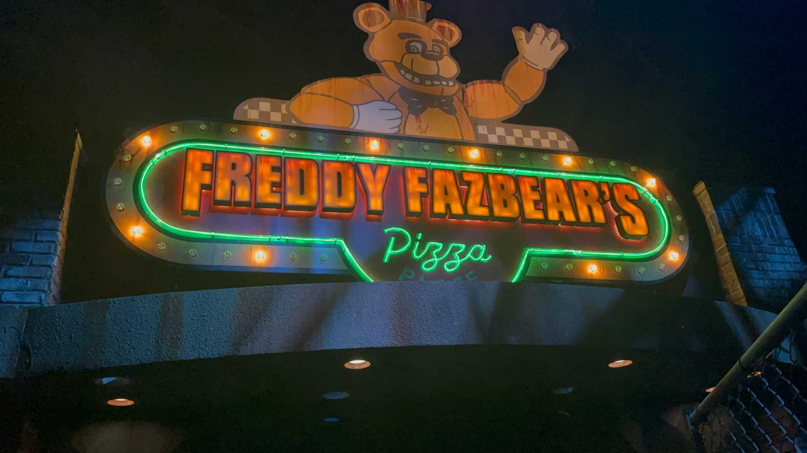 halloween horror nights 2025 - fnaf entrance