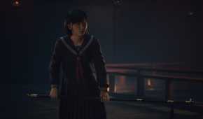 Alasan Silent Hill f Bukතිකkan Bahwa Merevitalisasi Seri Game Horor Ada Batasnya 27 Hinako holding a Nagata in Silent Hill f