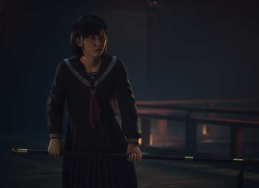 Alasan Silent Hill f Bukතිකkan Bahwa Merevitalisasi Seri Game Horor Ada Batasnya 21 Hinako holding a Nagata in Silent Hill f