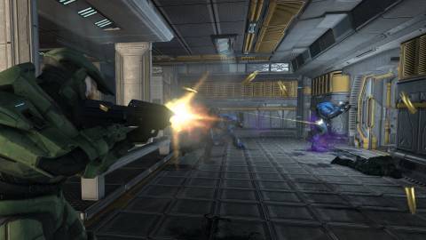 Master Chief shooting an Elite