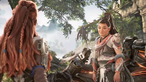 Aloy speaking with a woman