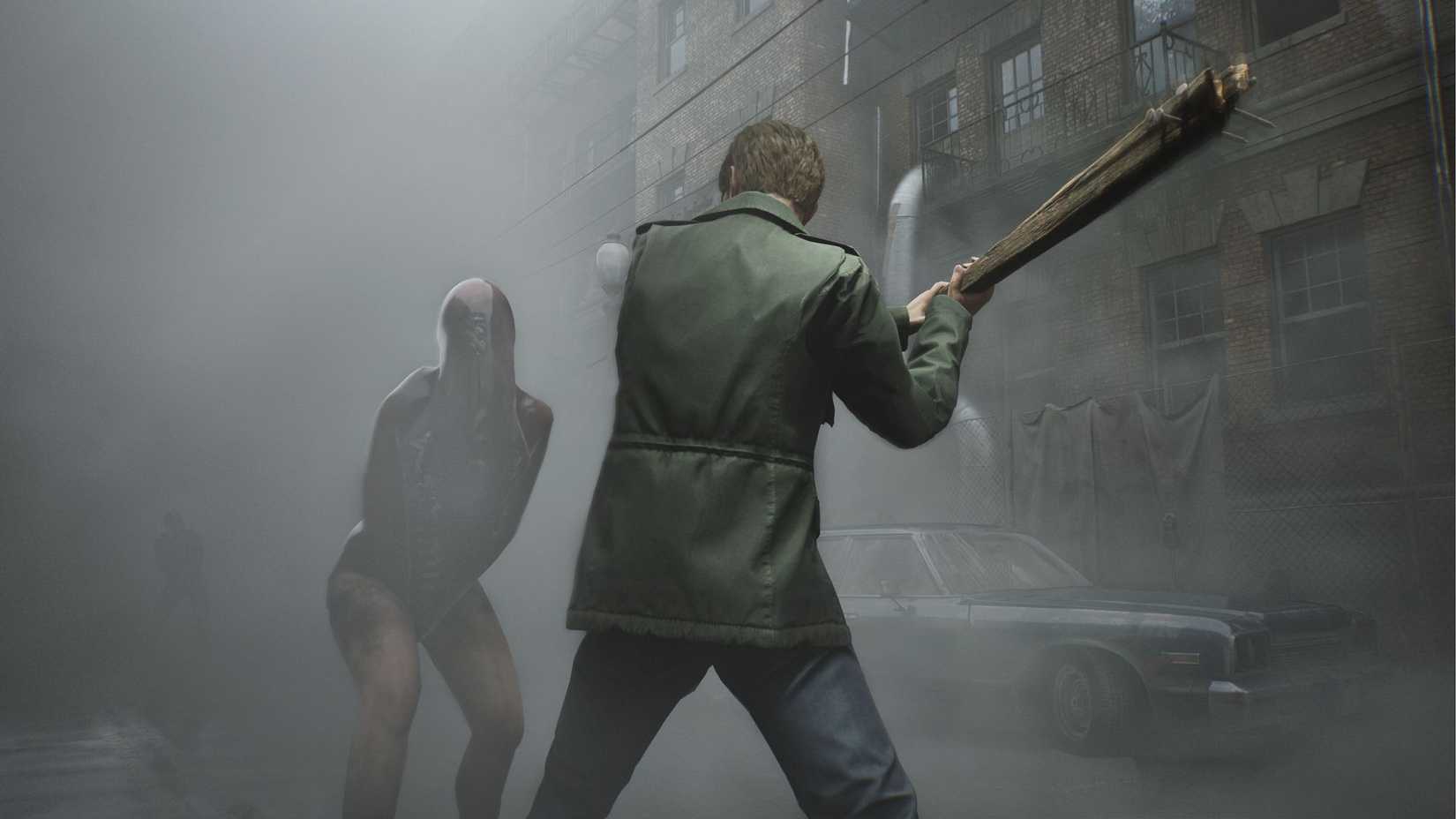 James fights a monster that comes out of the fog - Silent Hill 2
