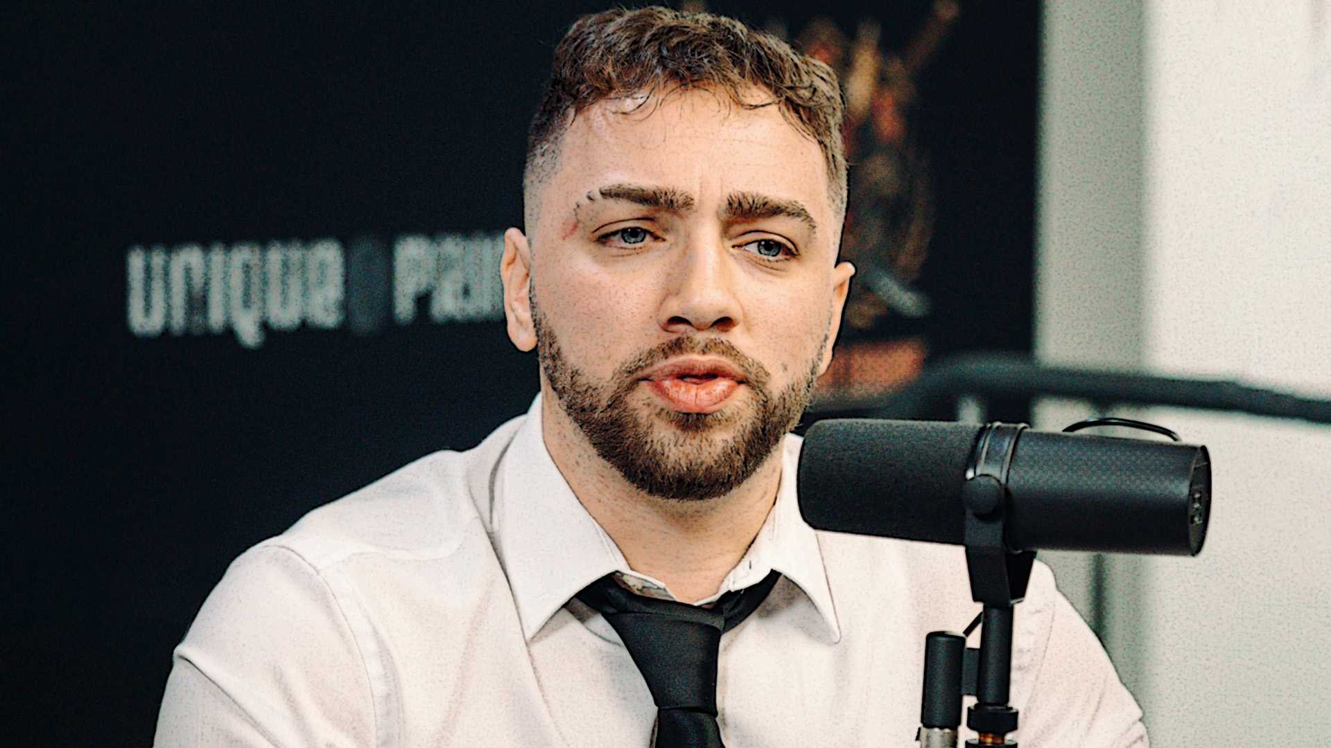Matthew Rinaudo Mizkif sitting in front of microphone