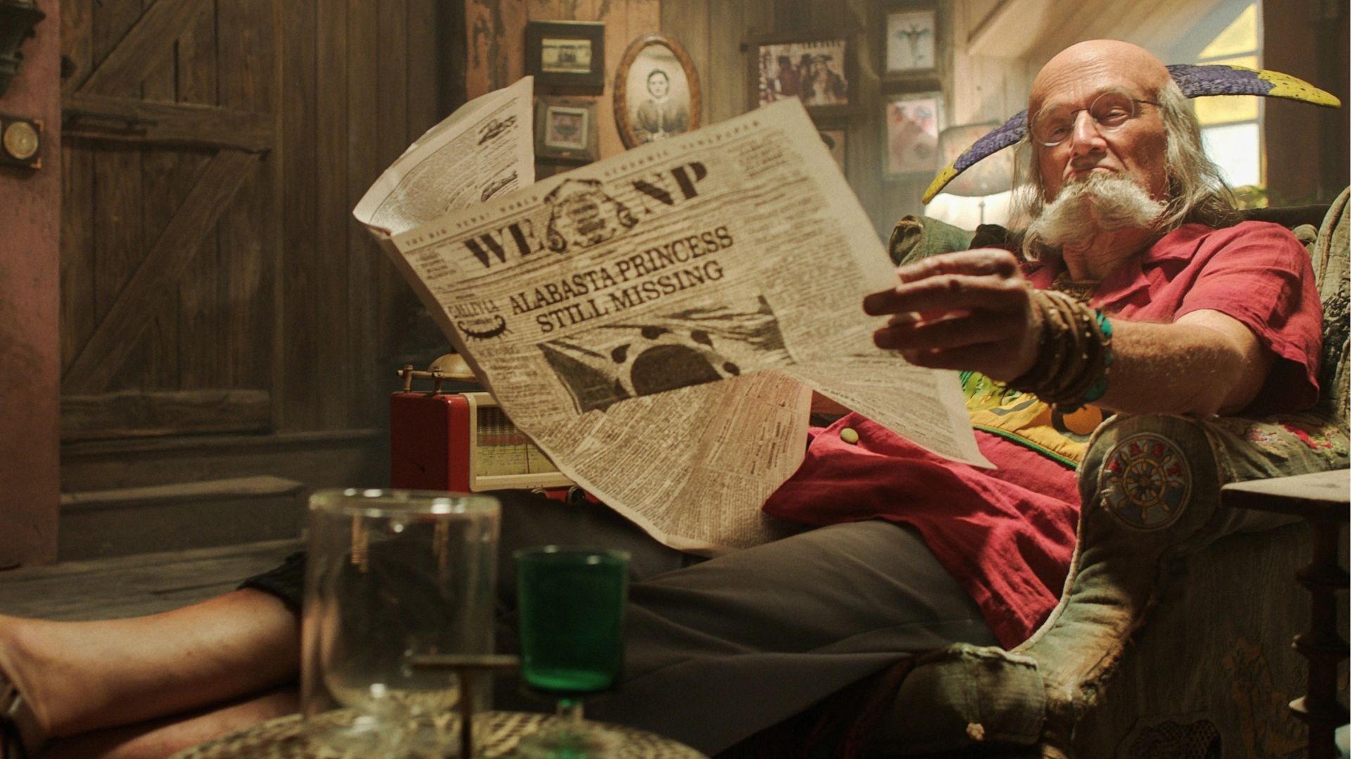 Crocus membaca koran di serial live-action One Piece