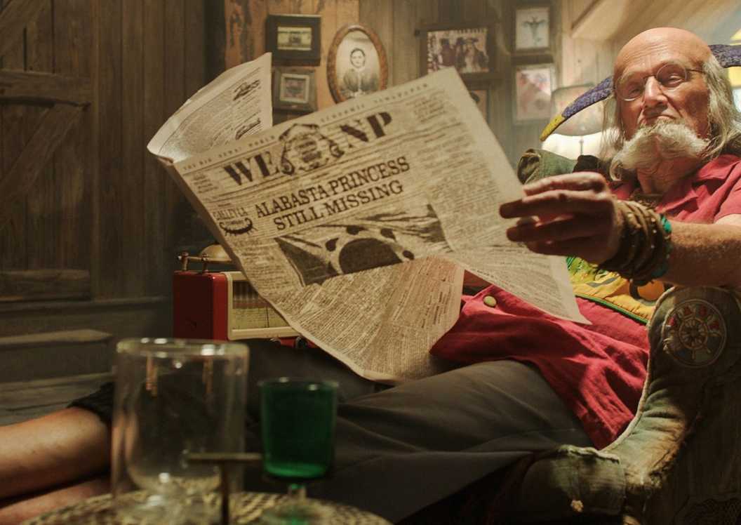 Crocus membaca koran di serial live-action One Piece