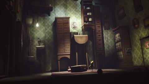 Exploring a room in Little Nightmares (2017)