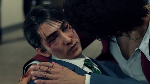 Ichiban holding Ryo in Yakuza Like A Dragon
