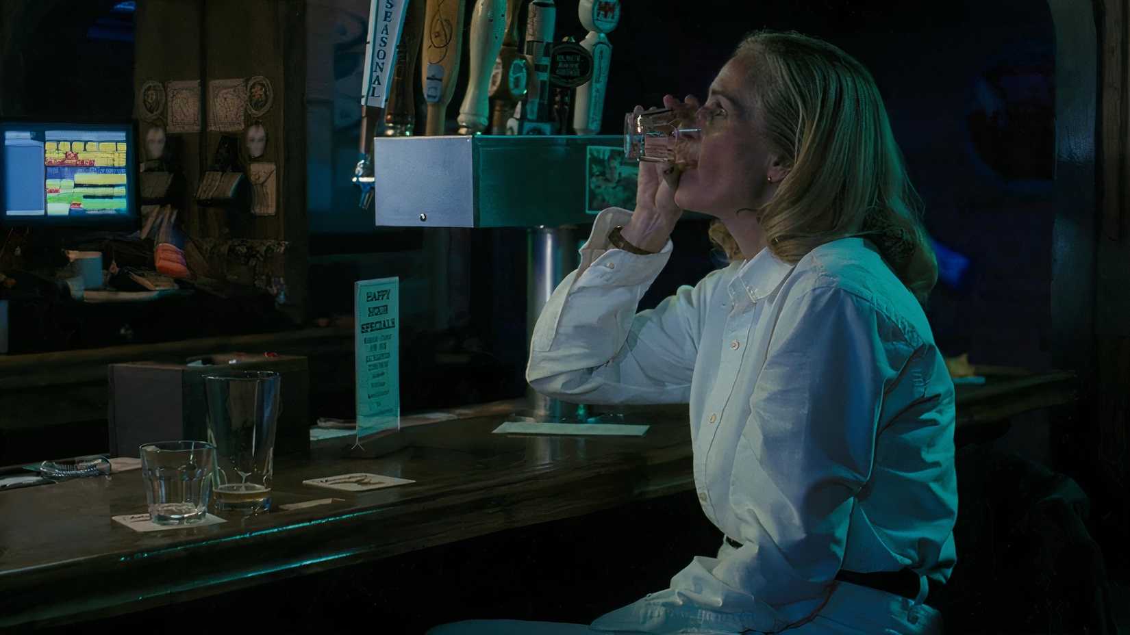after the hunt julia roberts drinking