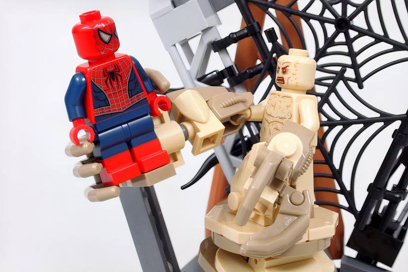 lego-spider-man-sandman-fight-close-up