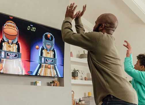 Dua orang menggunakan NEX Playground