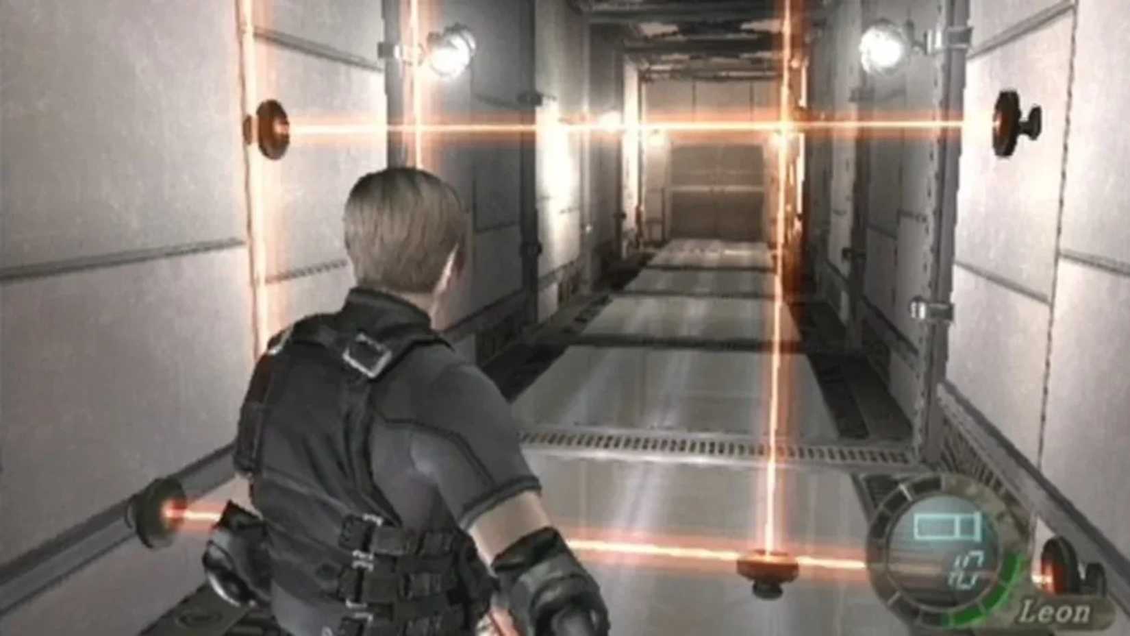 Resident Evil 4 Leon se aproxima do sistema de segurança a laser 