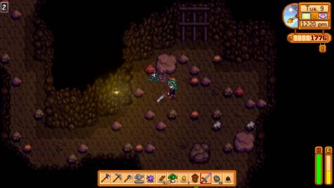 Fighting enemies in a cave in Stardew Valley (2016)