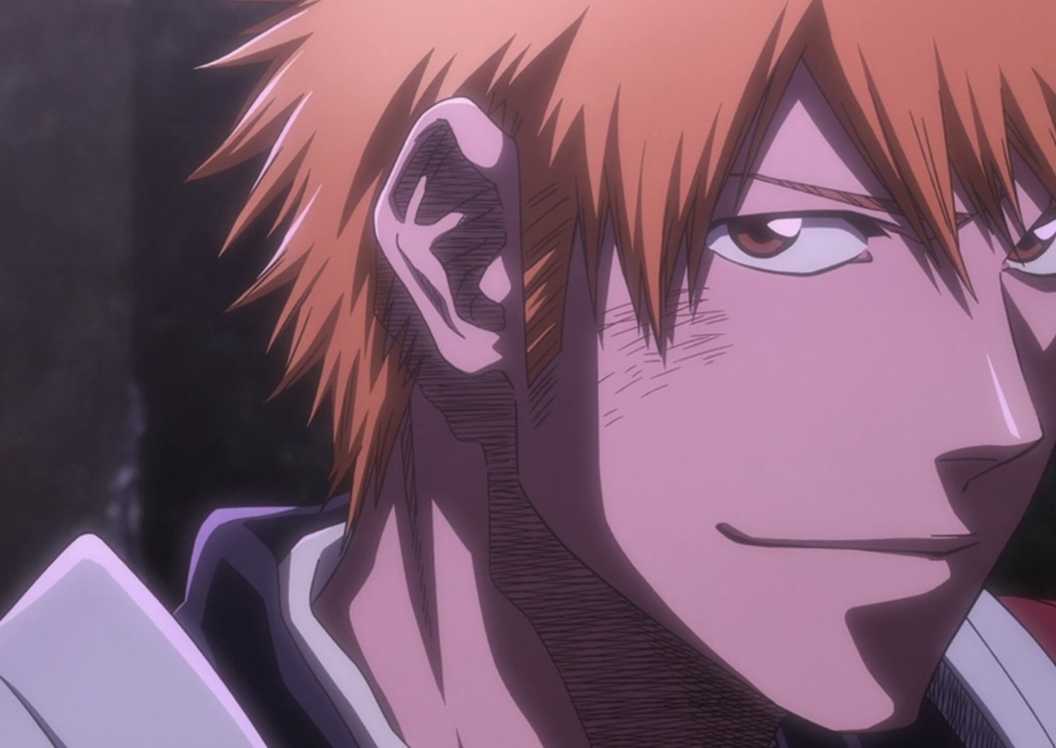 Ichigo Kurosaki tersenyum bahagia melihat ke samping, menyoroti aksi epik di anime lebih baik Fire Force.