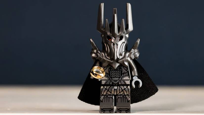 lego-sauron-minifig-close-up
