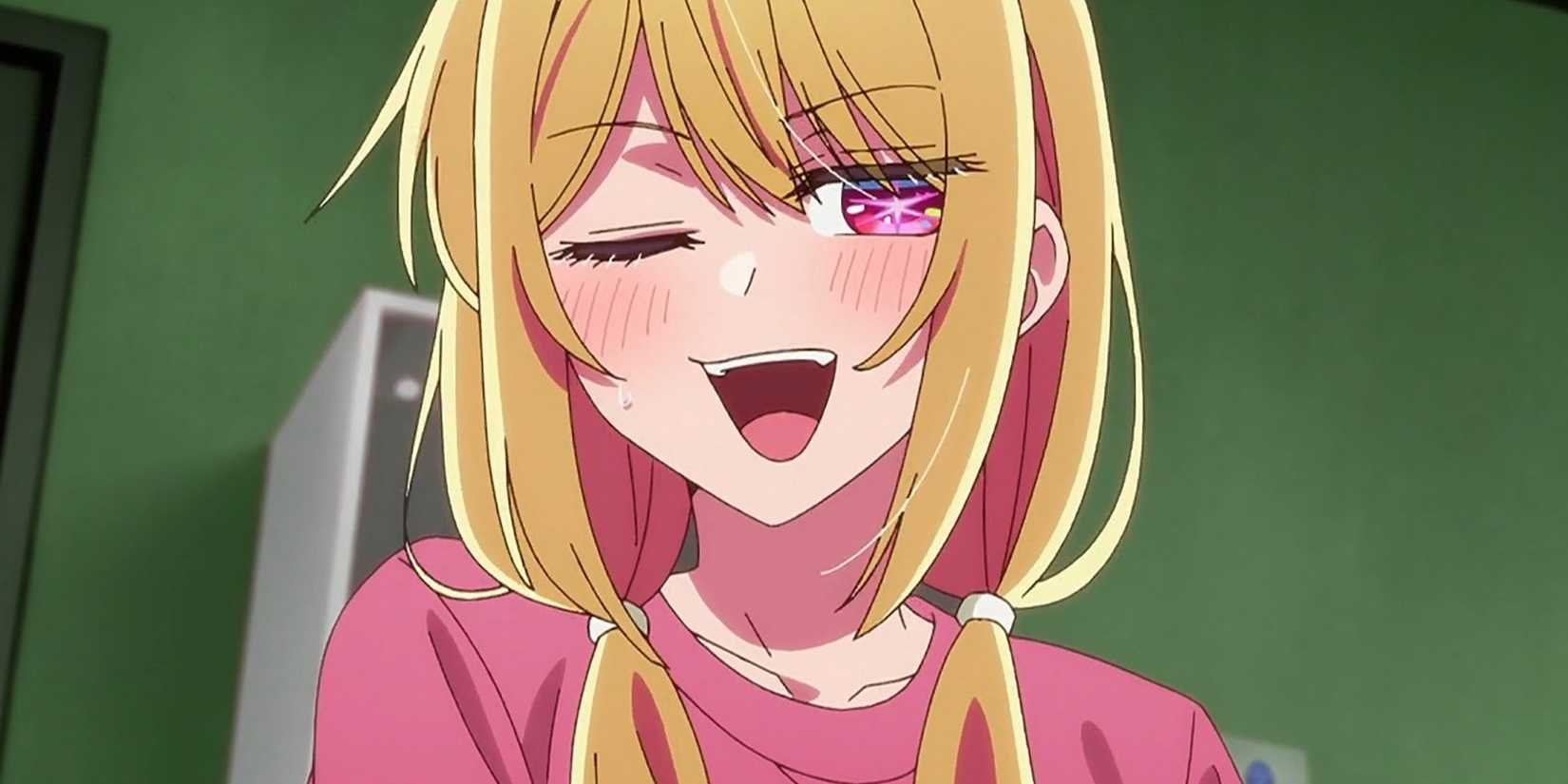 Ruby Hoshino sebevědomě mluví a mrká.