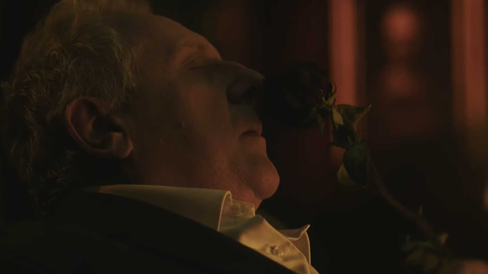 Pria dengan mawar dalam trailer Layers of Fear 3 The Sick Rose