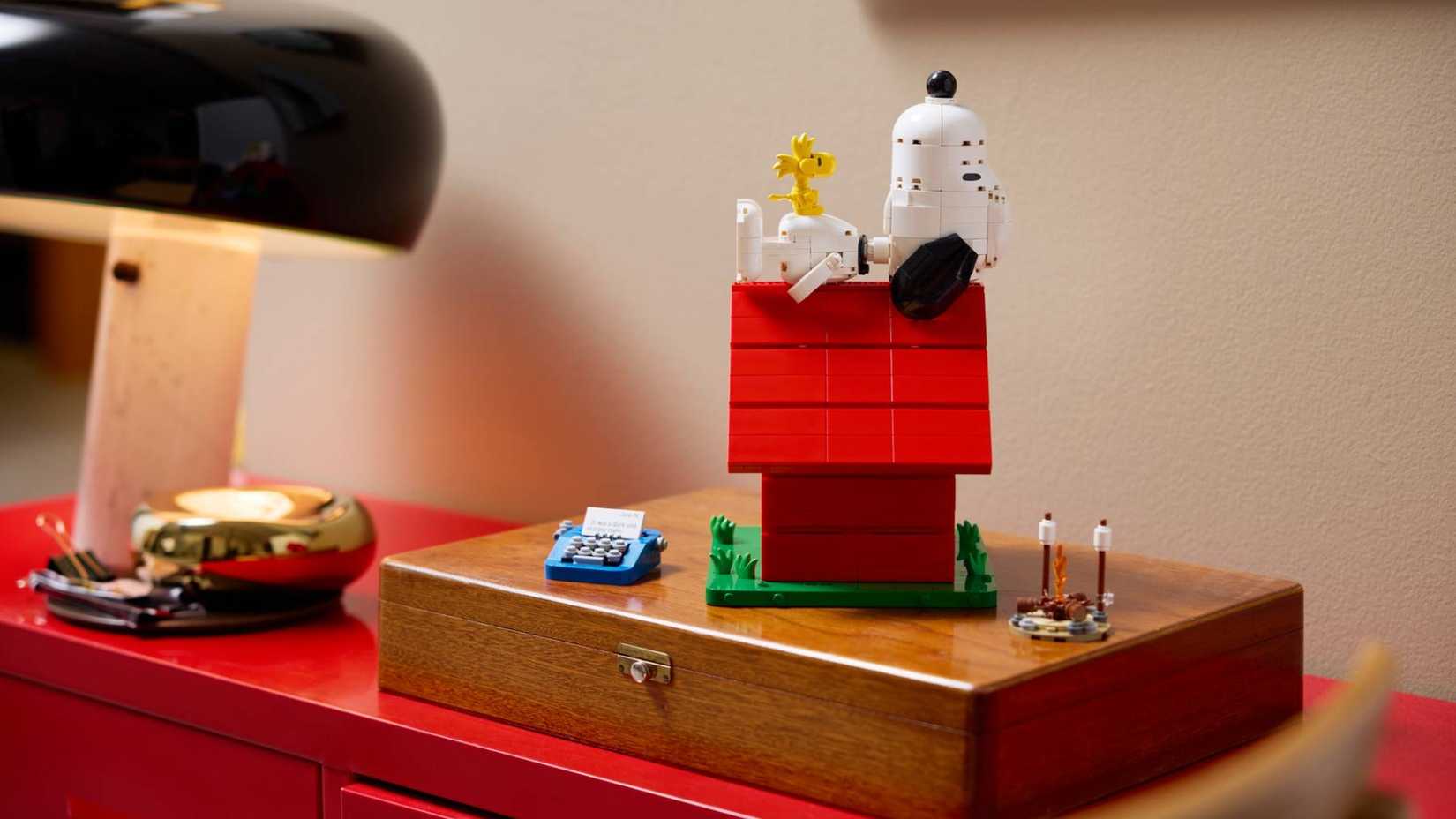 LEGO Peanuts Snoopy Doghouse Featured
