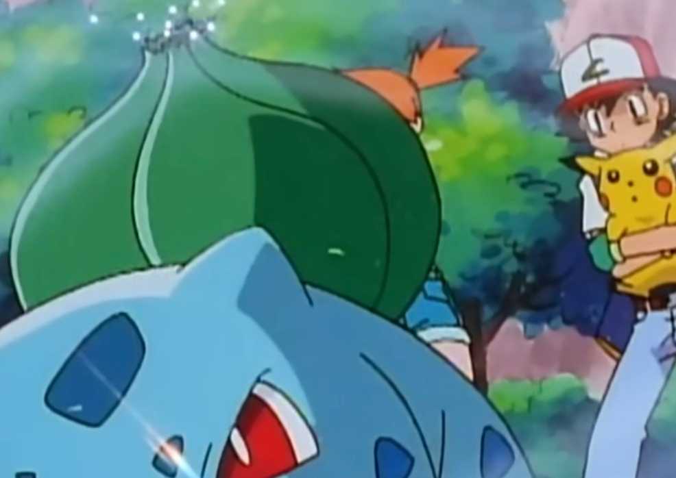 Bulbasaur sedang mempersiapkan serangan Solar Beam saat Ash dan Pikachu menonton