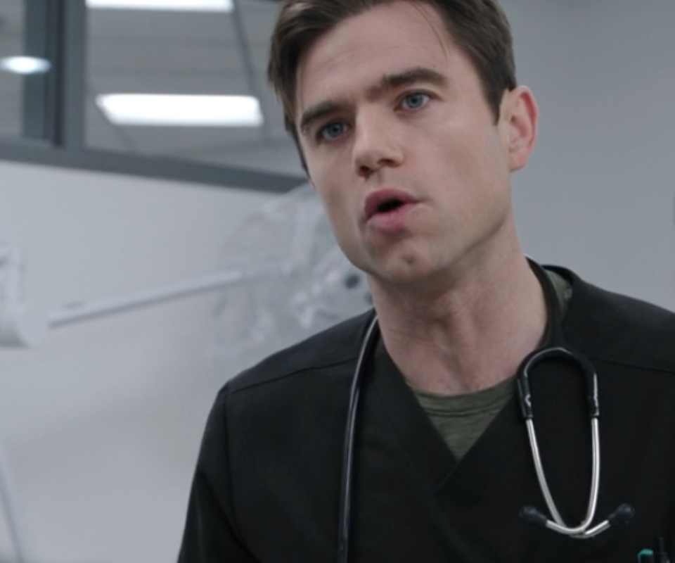 Dr. Langdon mencela Dr. Santos di The Pitt