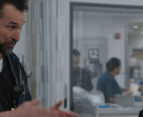 Dr. Santos menuduh Dr. Langdon mencuri di The Pitt