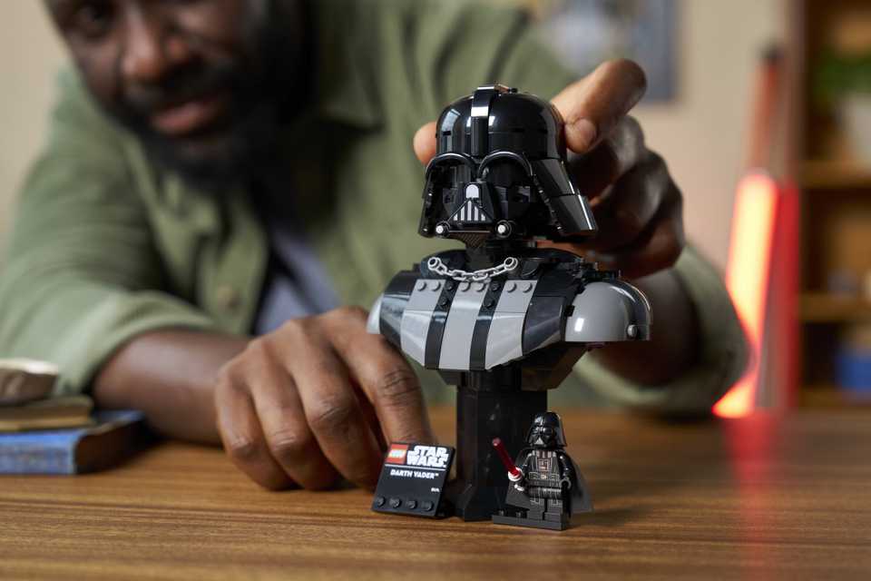 LEGO 75439 Darth Vader Bust (3)