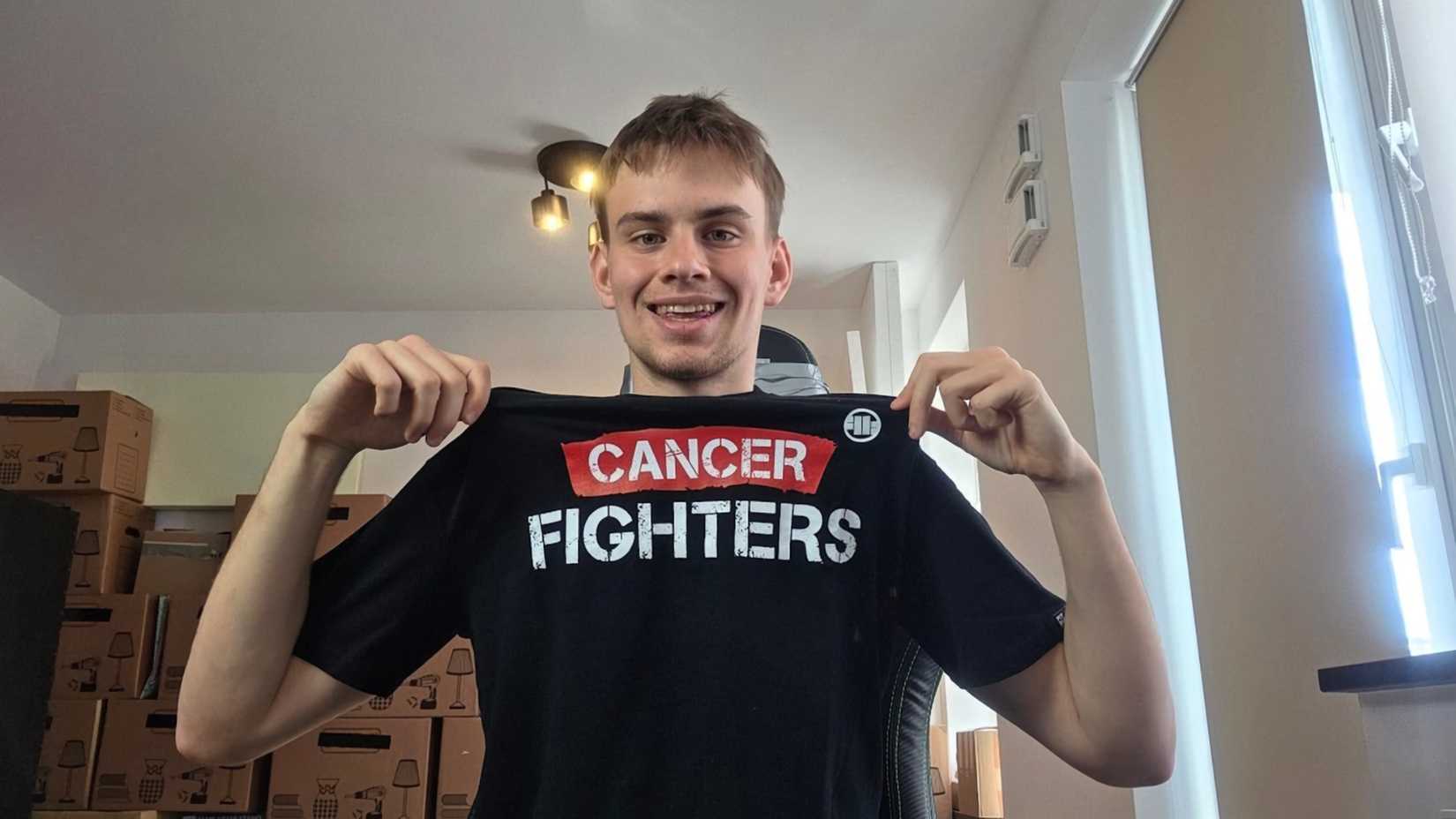 Polish streamer Latwogang wearing a Cancer Fighters charity t-shirt