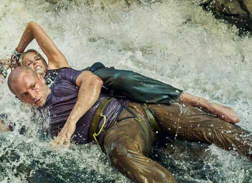 Sasha and Ben fighting in the water in Apex