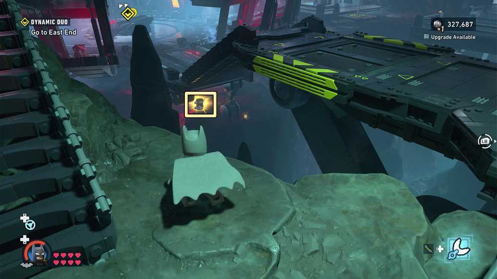 Localiza&ccedil;&atilde;o do Minikit 7 sob a escada da Garagem em LEGO Batman Legacy of the Dark Knight