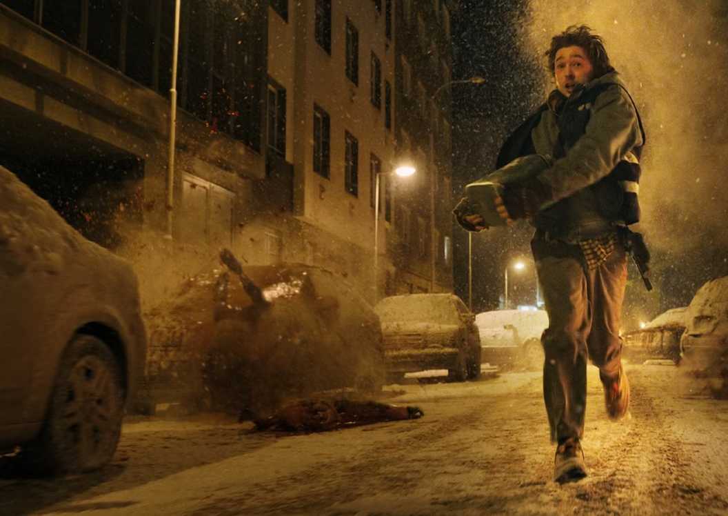Sutradara Resident Evil Beri Update Resmi Soal Masa Depan Franchise 10 Resident Evil Movie Protagonist running in the street as zombies fall
