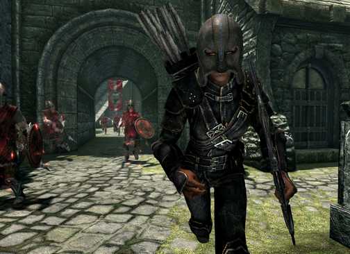 Elden Ring & 7 RPG Lainnya yang Sempurna untuk Membuat Build OP 31 A character running away from guards in Solitude in Skyrim.