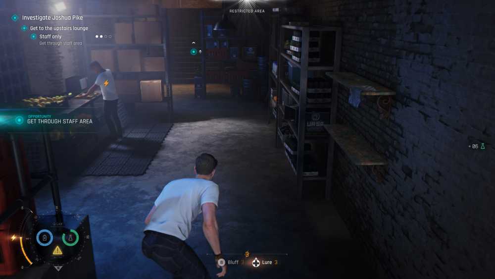 Passando escondido pela &aacute;rea de funcion&aacute;rios em 007 First Light