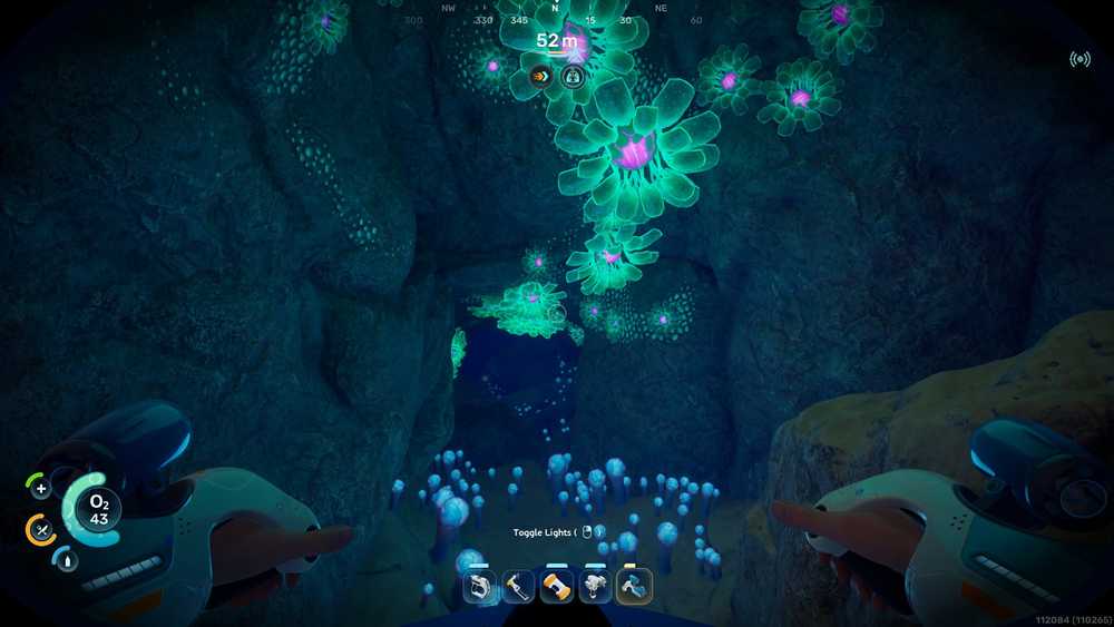 Explorando uma caverna subaqu&aacute;tica cheia de plantas Angel Comb em Subnautica 2