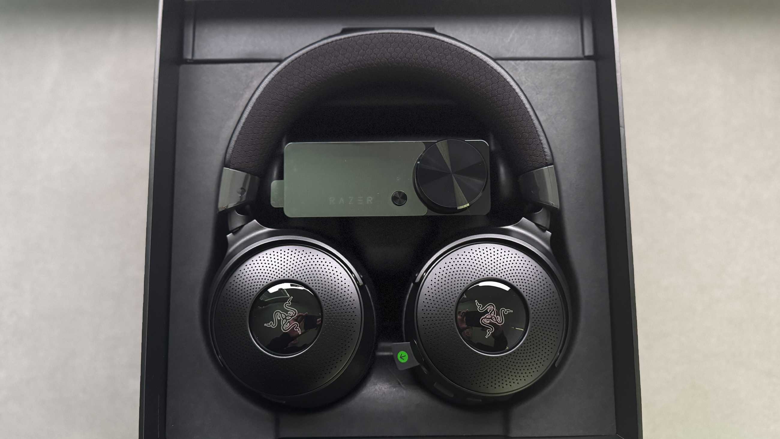 Razer Kraken V4 Pro in box