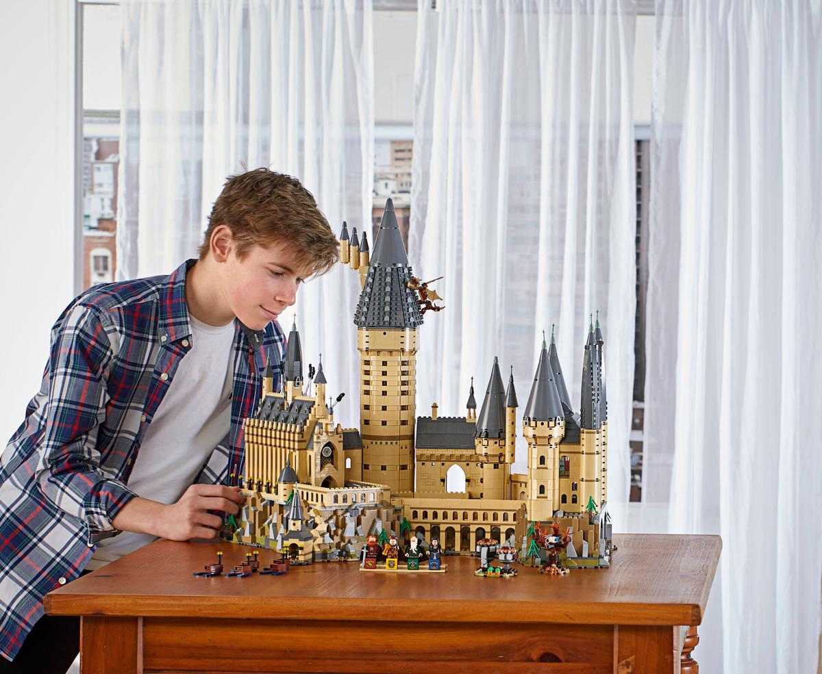 1 Hogwarts Castle 71043 LEGO set lifestyle shot