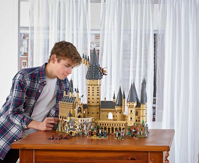 1 Hogwarts Castle 71043 LEGO set lifestyle shot